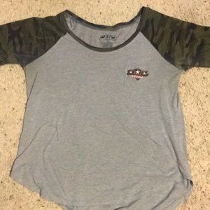 Elbow sleeve length tee